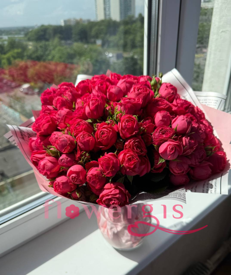 Букет «Яркое чувство» из малиновых кустовых роз